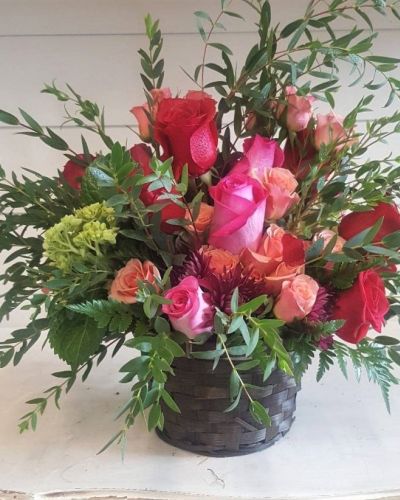 Send her a fairytale before the clock strikes midnight, no glass slippers required. Make your dreams come true with this lovely display of roses.