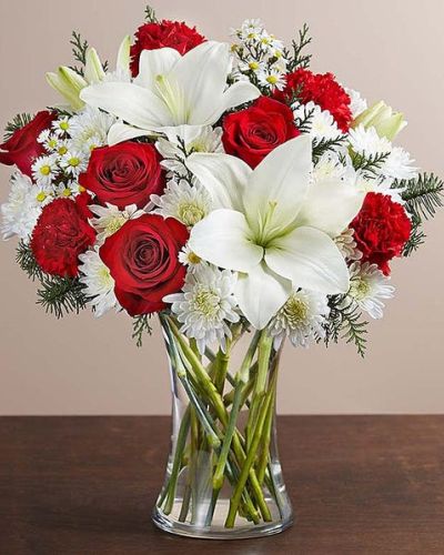 There’s a whole lot of holiday spirit in our charming bouquet. We’ve gathered a mix of blooms in classic Christmas colors, creating a thoughtful gift for the most wonderful time of the year.